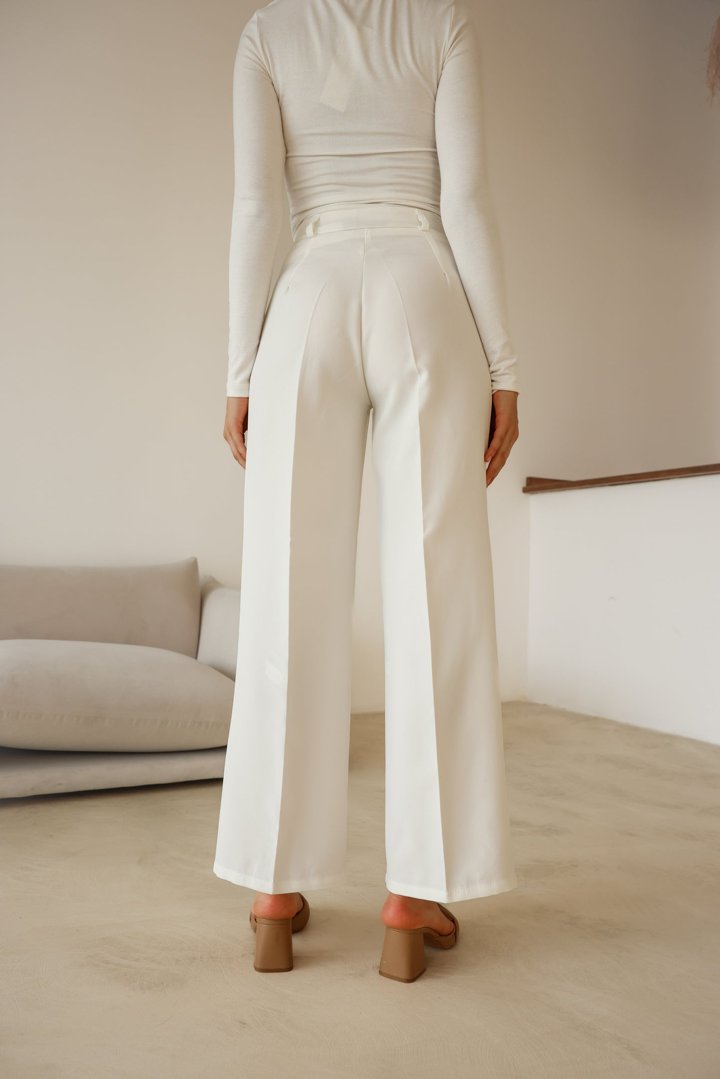 Yüksek Bel Keten Pantolon – Şık ve Dökümlü Tasarım