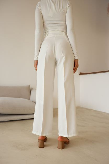 Yüksek Bel Keten Pantolon – Şık ve Dökümlü Tasarım