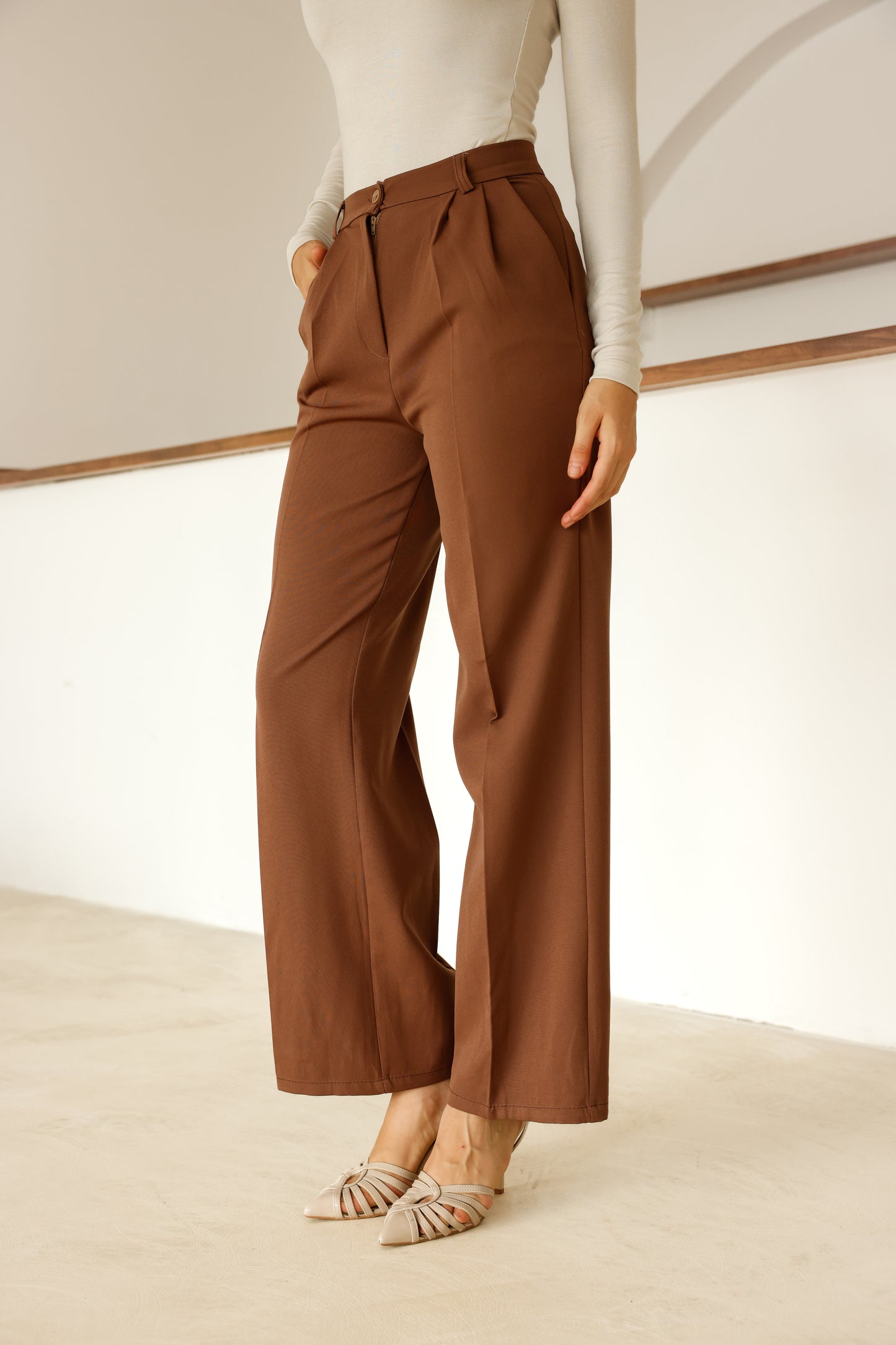 Yüksek Bel Keten Pantolon – Şık ve Dökümlü Tasarım