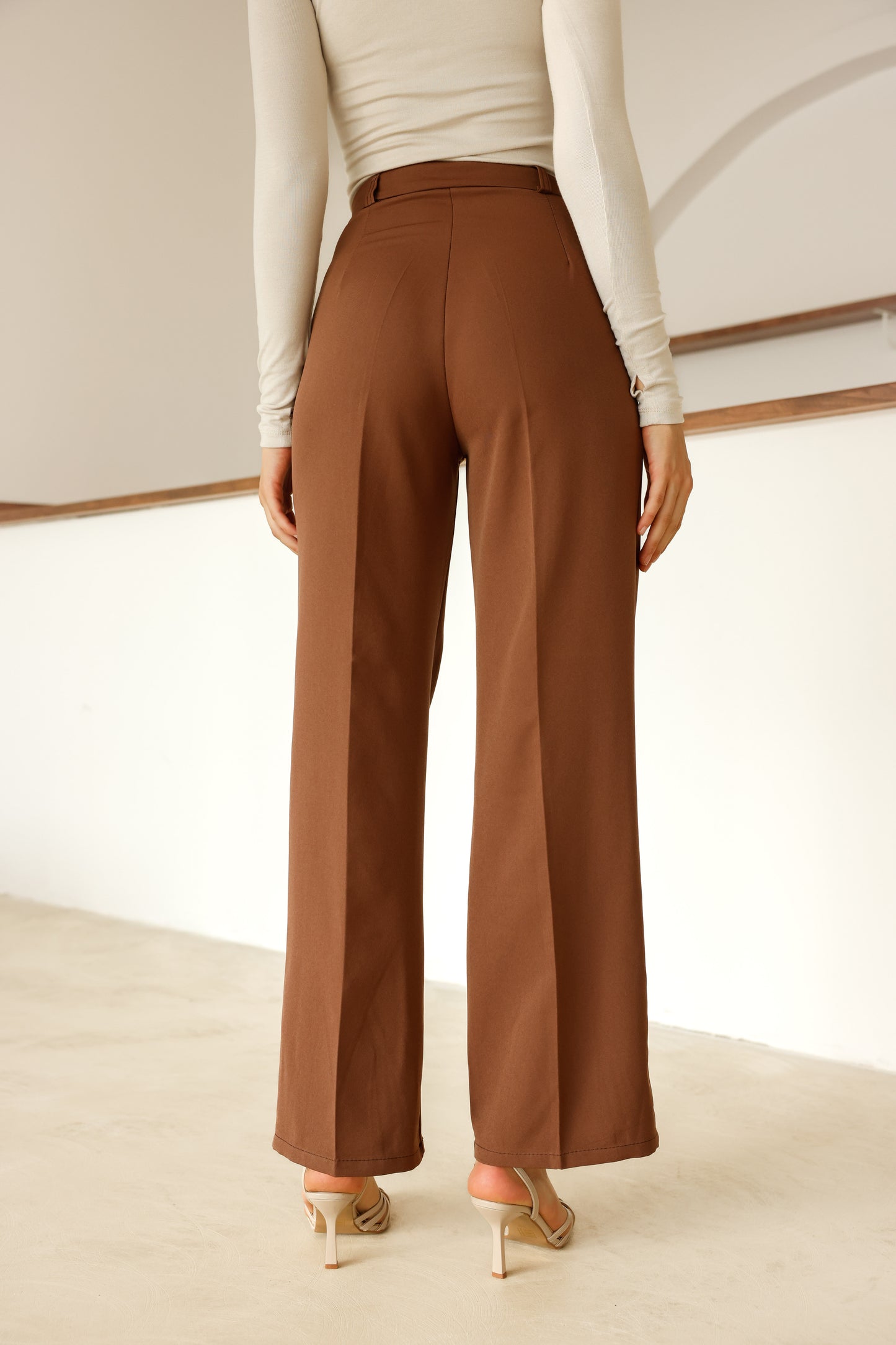 Yüksek Bel Keten Pantolon – Şık ve Dökümlü Tasarım